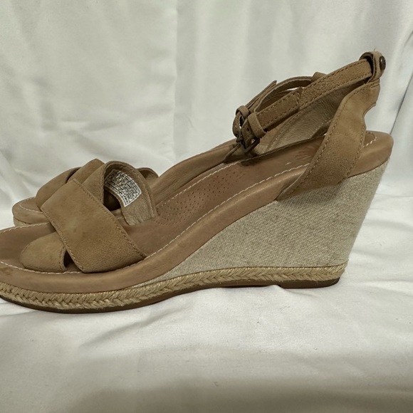 UGG Sandals Women’s Nyssa Low Heel Espadrille Wedges Size 8 - Picture 7 of 7